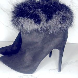 Super cute black suede heels with faux fur